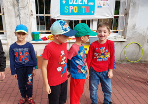 czwórka chłopców stojących na tle napisu Europejski Dzień Sportu