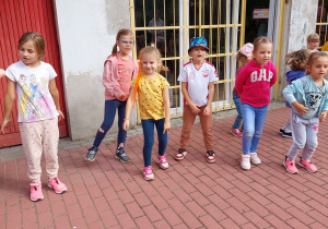 grupa dzieci stojąca na tarasie