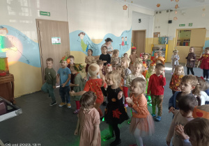 taniec dzieci na balu