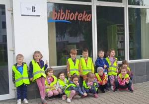 dzieci przed biblioteką
