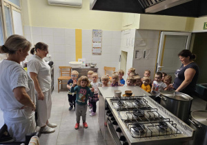 dzieci oglądają kuchnię