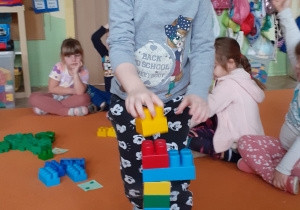 dziewczynka układa wieżę