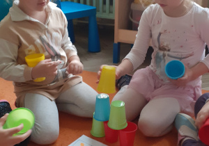 dziewczynki układają wieżę z kubków wg kodu