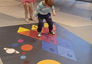 dziecko gra w kosmiczne klasy