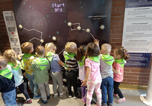 grupa dzieci dotykają gwiazdy na gwiazdozbiorze