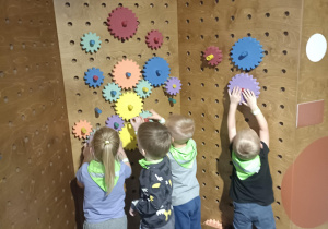 dzieci układają mechanizm z kołowrotów