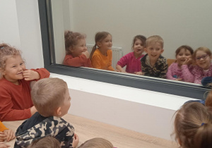 dzieci patrzą na lustro weneckie