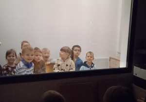 dzieci w pomieszczeniu z lustrem weneckim