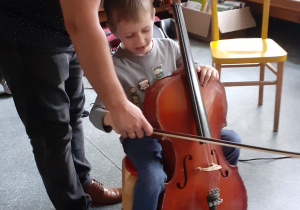 chłopiec z gra na instrumencie muzycznym