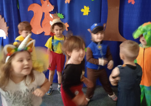 dzieci w przebraniach tańczą