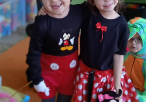 dwie dziewczynki w strojach Miki Mouse