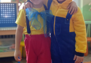 dwoje chłopców w strojach Pinokia i Minionka