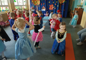 grupa dzieci tańczy