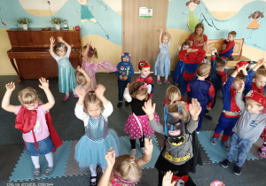 grupa dzieci na zabawie tanecznej postaci z bajek