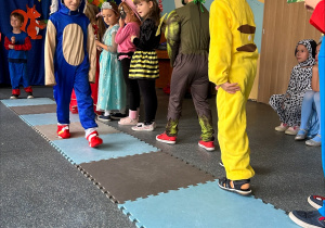 grupa dzieci na wybiegu pokazu mody postaci z bajek