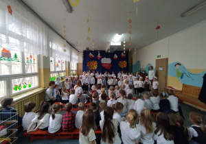 gromada dzieci z przedszkola świętuje Dzień Niepodległości