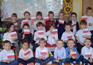grupa dzieci z flagami