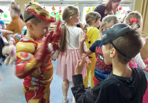 dzieci pokazują różne pozy podczas zabawy tanecznej
