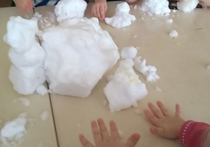 dzieci ze śniegiem na stole