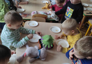 dzieci próbują miód z talerzyków jednorazowych