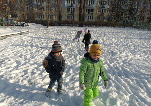 czwórka dzieci na śniegu