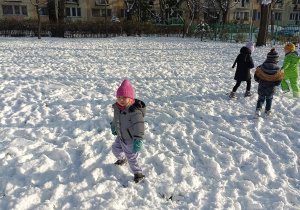 dzieci na śniegu