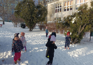 grupa dzieci na śniegu