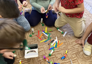 Grupa dzieci robi łańcuch na choinkę