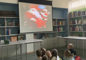 Dzieci oglądają prezentację na ekranie