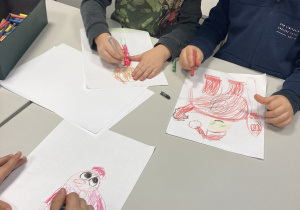 Dzieci rysują postać Mikołaja