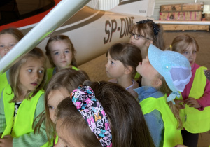 Dziewczynki stoją przy samolocie