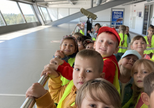 Grupa dzieci na tarasie widokowym lotniska