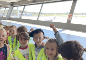 Grupka dzieci na tle tarasu widokowego lotniska