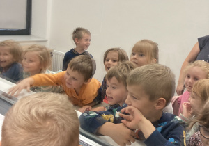 Dzieci oglądają się przez lustro weneckie