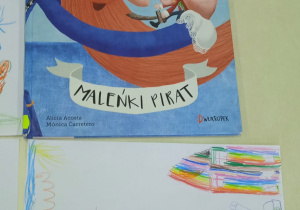 Książka pt. "Maleńki Pirat" z dwoma pracami rysunkowymi