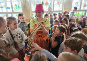 dzieci dotykają węża który jest na rękach prowadzącej