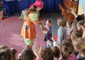 dziewczynka trzyma węża