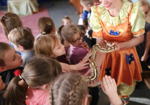 prowadząca pozwala dzieciom głaskać węża