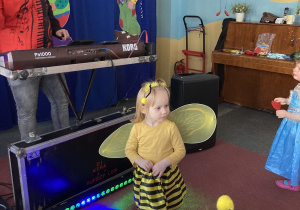 dziewczynka w stroju pszczółki