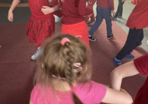dzieci tańczą robiąc "haczyki"