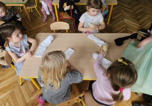 dzieci ze skarpetami przy stole