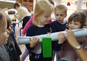 dzieci trzymają rulon papieru