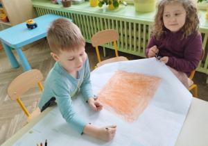 dzieci rysują mapę