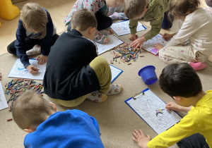 dzieci kolorują ilustracje