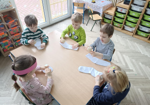 dzieci przy stole ze skarpetami
