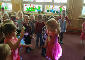 dzieci tańczą na balu