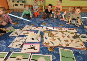 dzieci z ilustracjami dinozaurów