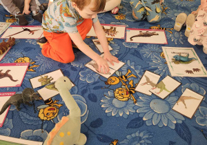 dzieci łączą połówki dinozaurów