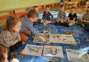 Dzieci z obrazkami zwierząt polarnych
