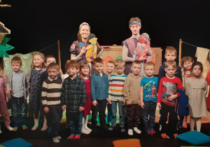 Grupa dzieci z aktorami